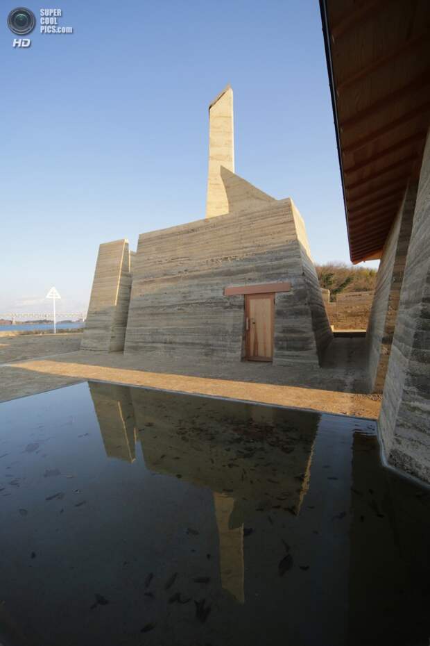 Япония. Хондзима, Кагава. Дом Zenkonyu x Tamping Earth, спроектированный Tadashi Saito + Atelier NAVE. (Toshihiro Misaki)