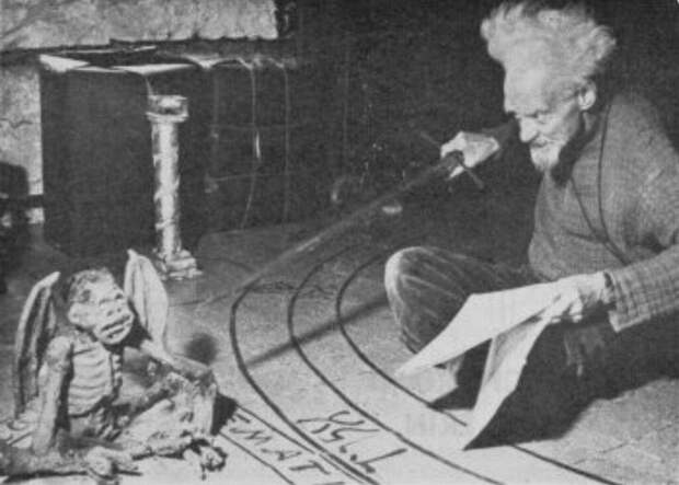 5. Джеральд Гарднер практикует викканский ритуал с использованием мумифицированной обезьяны, Лондон, 1952 год век, мир, прошлое, снимок, событие, странность, фотография