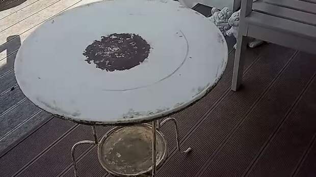 Старый обшарпанный стол получил вторую жизнь благодаря разбитым тарелкам