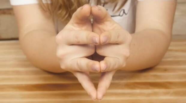 slozhite_ruki_tak_kak_pokazano_na_foto_podognuv_srednie_paltsy_625x348