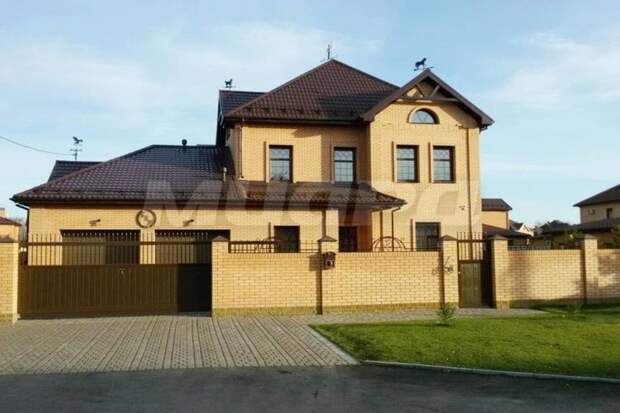 Почем в Омске продают особняк с хамамом и кальянной