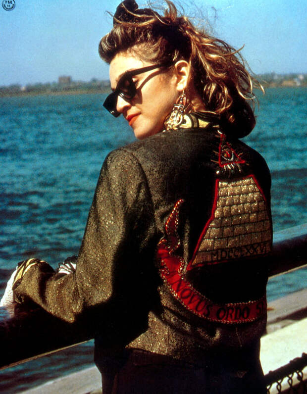 https://static.boredpanda.com/blog/wp-content/uploads/2018/07/iconic-madonna-scenes-dog-recreation-maxdonna-vincent-flouret-5b5ae492d72c9__700.jpg