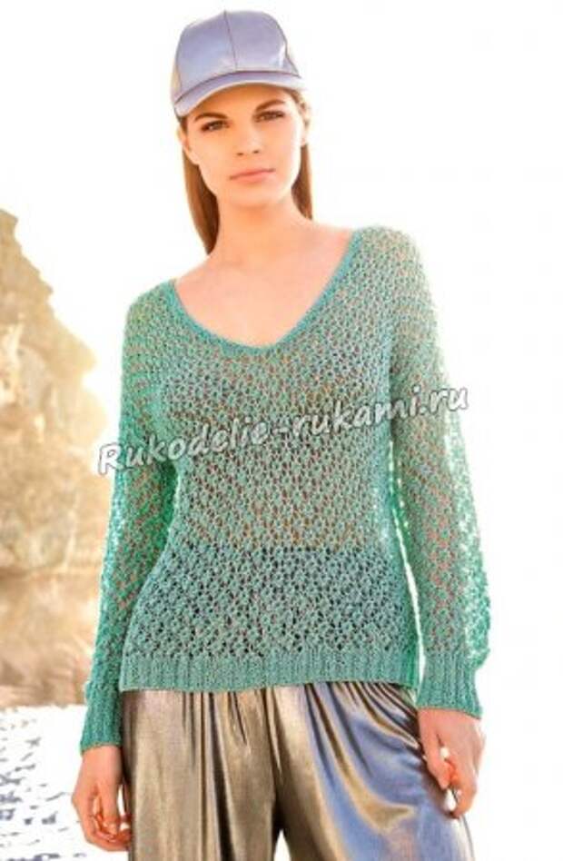 Женский пуловер с ажурным узором
