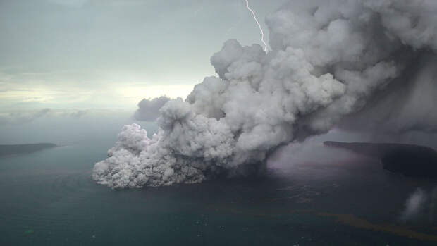 Вулкан на Курилах выбросил пепел на высоту 3,5 км