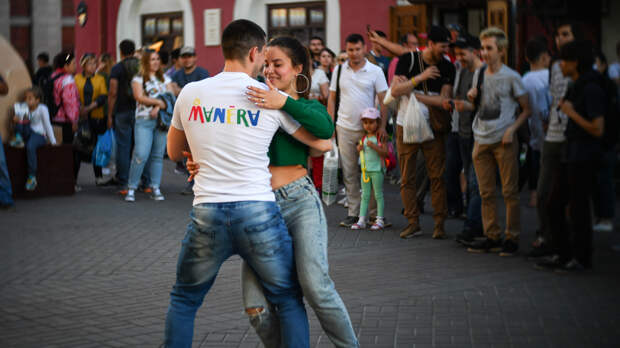 «Лето в Москве»: жителей столицы пригласили потанцевать на набережных