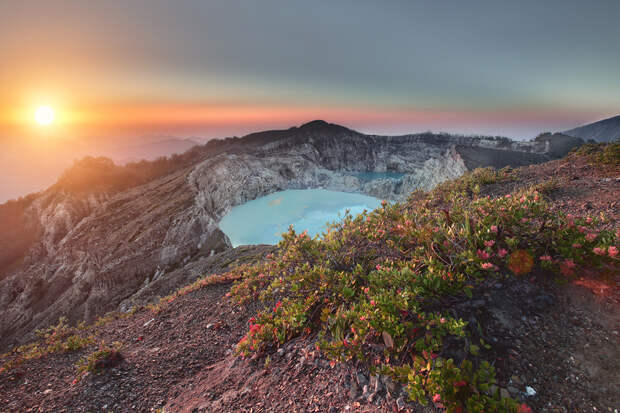 7785732592 c0c0b10c0a b Уникальные трехцветные озера в кратере вулкана Келимуту