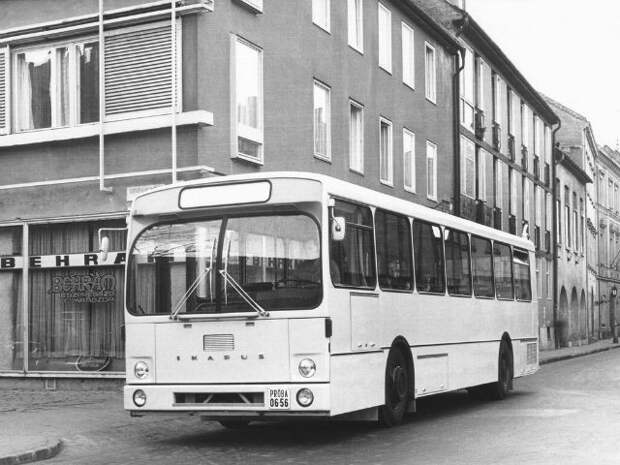Ikarus 266 отличался от модели 260 заднемоторной компоновкой и наличием двух дверей. Выпускался в двух вариациях: пригородной и городской (количество мест 45 и 30 соответственно). В ноябре 1974 года Ленинградским филиалом НИИАТ были начаты осенне-зимние испытания Ikarus 266 на маршруте 431 Ленинград-Гатчина, так как поставки автобусов этого типа планировались в Ленинград. Позднее от этого отказались.  Ikarus 190 (1973–1977)