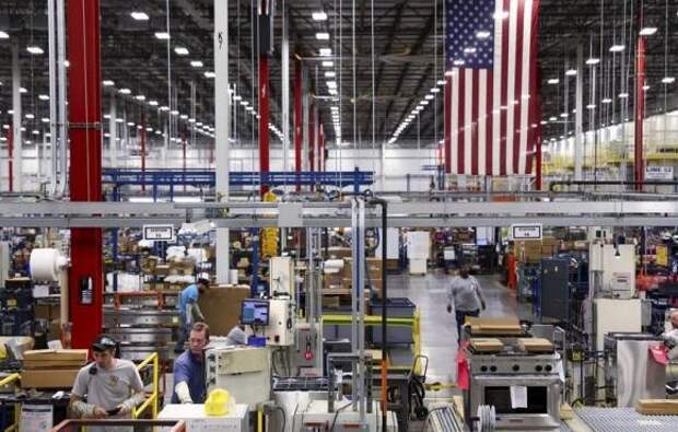 Workers assemble built-in appliances at the Whirlpool manufacturing plant in Cleveland, Tennessee August 21, 2013.   REUTERS/Chris Berry