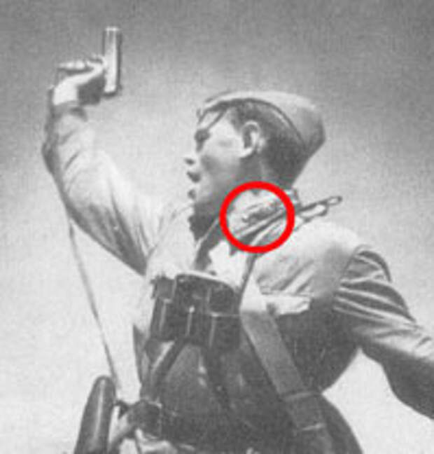 Фото командира с пистолетом в атаку