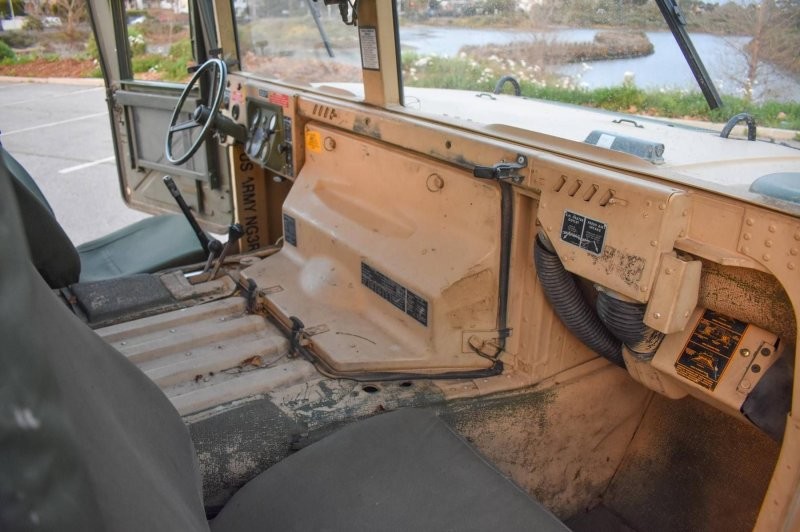 Бывший военный пикап Humvee, предназначенный для использования на дорогах, выставили на продажу
