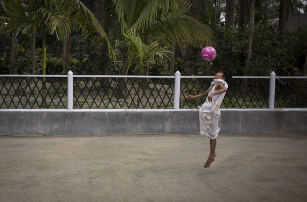 Фотограф был очень удивлен, когда увидел, как ребята играют на улице в крикет, футбол, потому что дети XXI века в основном сидят в телефонах и играют в приставки бхакти, люди, монахи