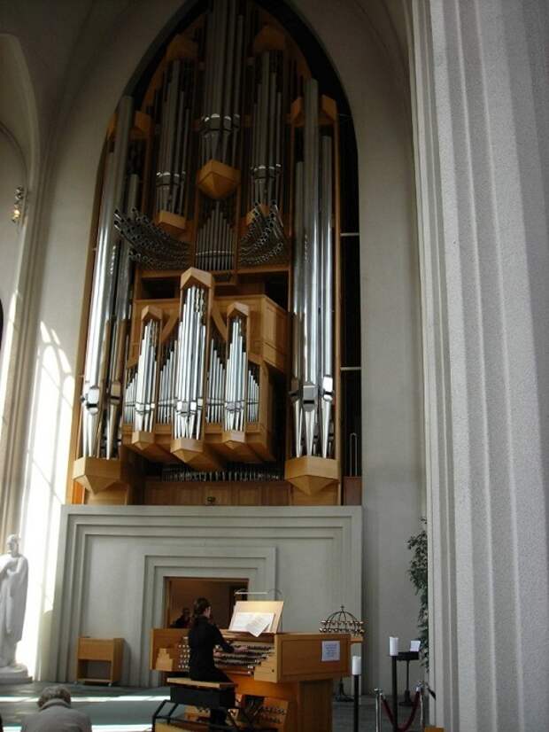 Уникальный музыкальный инструмент привлекает органистов всего мира (Церковь Халлгримура).