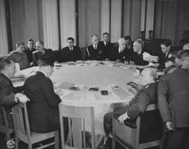 Павлов на заднем плане между Сталиным и заместителем наркома иностранных дел Майским во время заседания участников конференции союзников в Ялте.