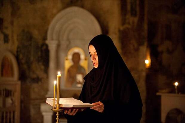 монахиня читает псалтырь 