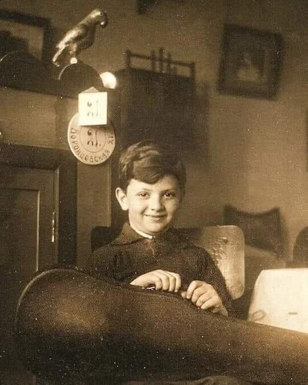 Маленького Александра Ширвиндта в детстве готовили стать музыкантом