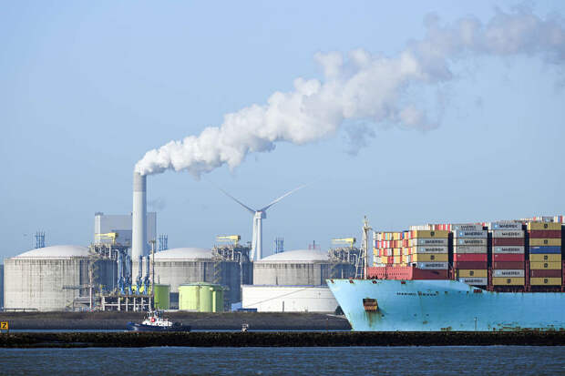 РИА: контейнерные терминалы приостановили работу в порту Роттердама из-за снега