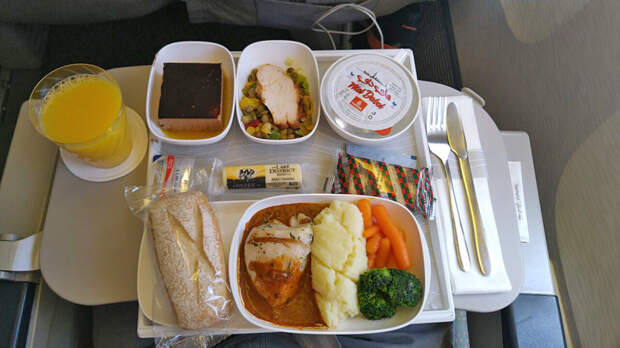 Что происходит с самолетной едой, которую не съели