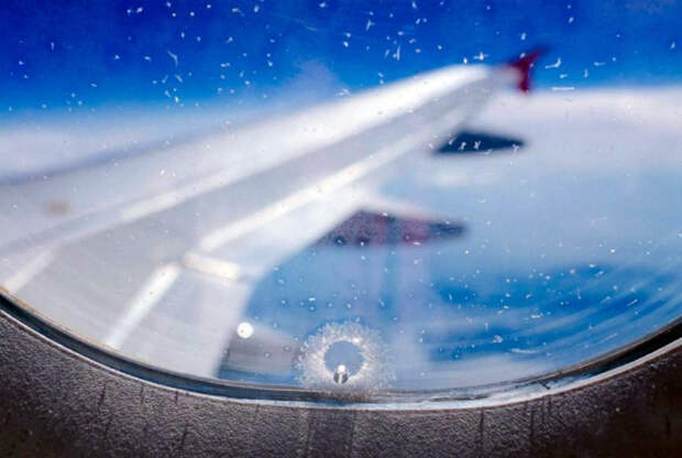 Небольшое отверстие может вызвать разгерметизацию самолета. | Фото: Билетик Аэро.