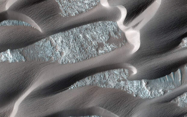 Дюны в кальдере Нили Патера на Марсе