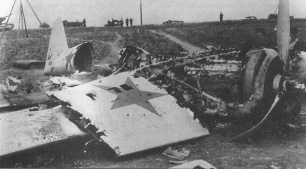Обломки сбитого на Украине советского бомбардировщика СБ-2. Множество советских самолетов было сбито в воздушных боях, а не оставлено на аэродроме. В левом верхнем углу снимка виден стоящий на обочине дороги КВ-2