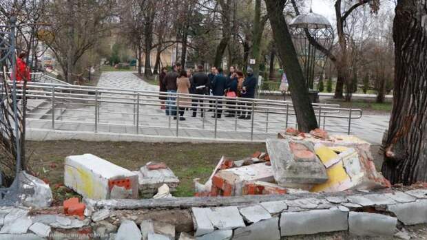 Строительный мусор и обломки ограждения из Верхнего городского парка вывезут до конца недели