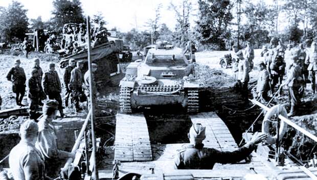 Форсирование водной преграды машинами Pz.II и 88-мм зенитными орудиями Flak 36, Группа армий "Юг", май 1942 г.