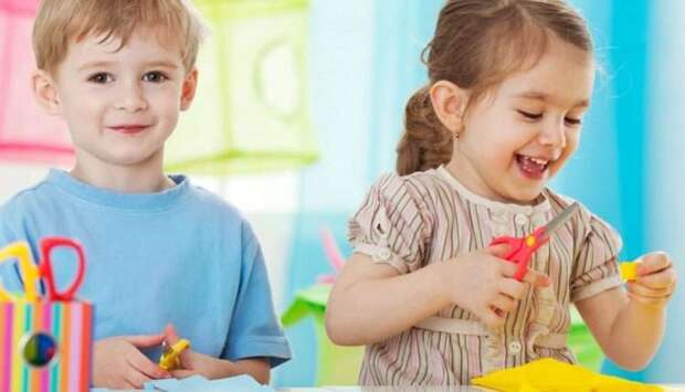 Дети дошкольники играют