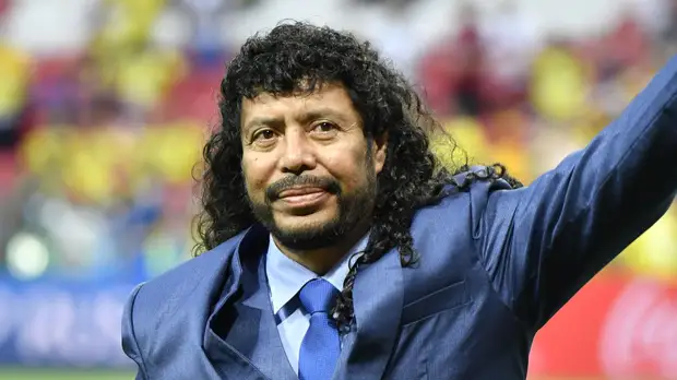 Автор легендарного «удара скорпиона» ударил фаната по лицу