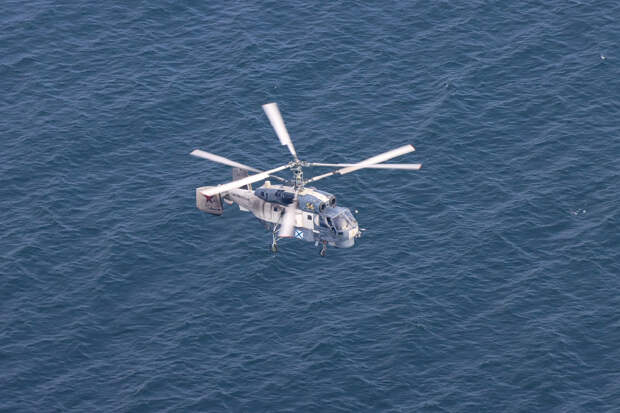 Экипажи вертолетов морской авиации Балтийского флота отработали поиск безэкипажных катеров условного противника