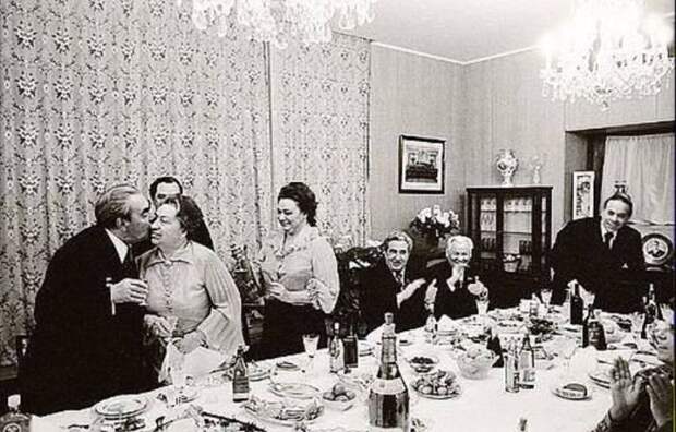Леонид Брежнев встречает Новый год с семьёй. / Фото: www.proza.moscow