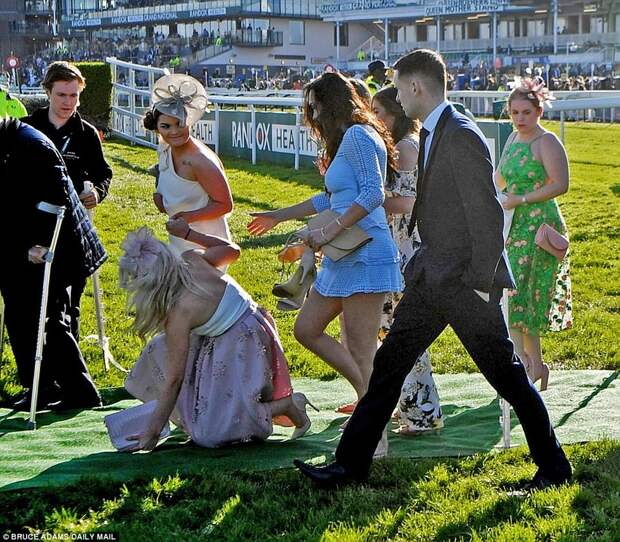 28 феерических фото о том, как прошел День Леди на скачках Grand National в Англии 
