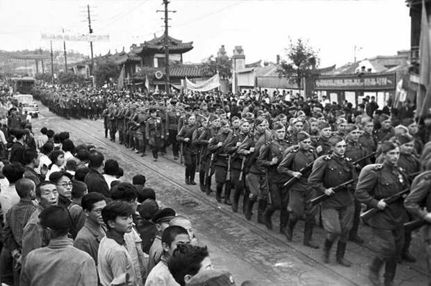 советские солдаты освобождают Корею