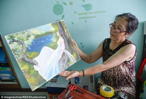 Мать Чжан показывает одну из последних работ дочери болезнь, жажда жизни, инвалид, картины, китай, сила духа, художница, художница-инвалид