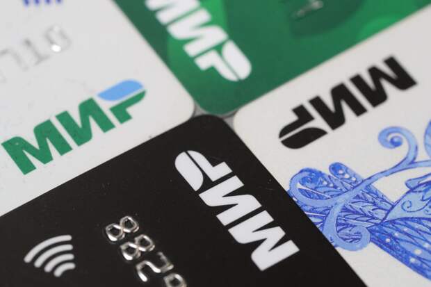 Госдума ограничивает число карт до пяти на человека в одном банке