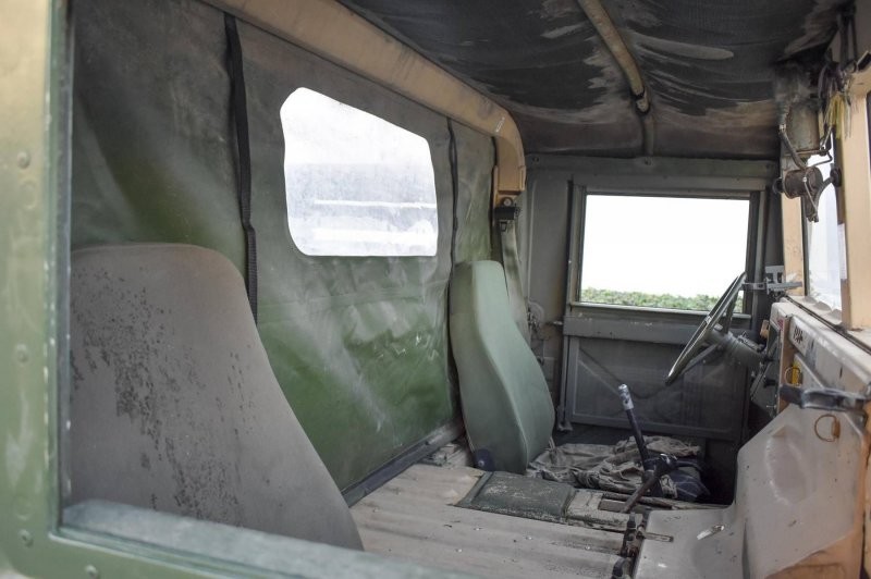 Бывший военный пикап Humvee, предназначенный для использования на дорогах, выставили на продажу