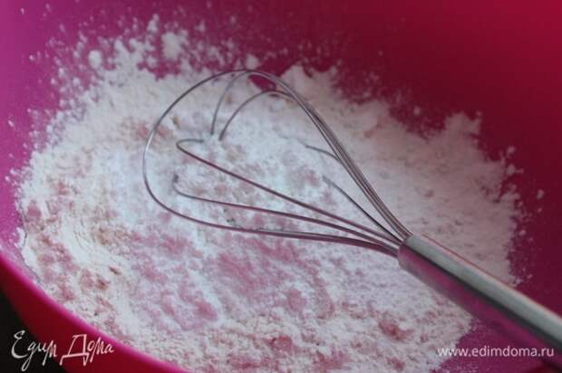 Для начала необходимо замесить тесто. Просейте муку вместе с сахарной пудрой и щепоткой соли.
