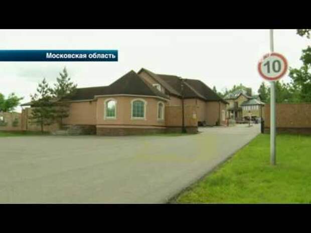 Картинки по запросу В Подмосковье выставили баррикады при въезде в деревню и требуют с водителей дань