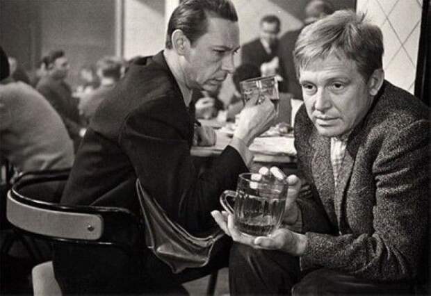 Олег Ефремов и Иннокентий Смоктуновский в фильме *Берегись автомобиля*, 1966 | Фото: sputnik.by Олег Ефремов и Иннокентий Смоктуновский в фильме Берегись автомобиля 1966 Фото sputnikby