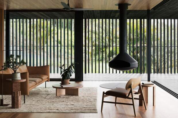 Чёрный деревянный дом с двором в Австралии