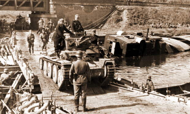 Немецкий танк чешского производства Pz.Kpfw.38(t) из 7-й танковой дивизии форсирует один из каналов на севере Франции, июнь 1940 года - Неправильный Дюнкерк | Warspot.ru
