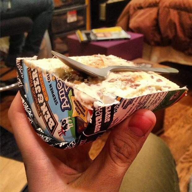 Упаковка мороженого, разрезанная надвое.