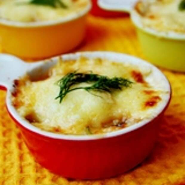 Сырный гратен с креветками и красным луком