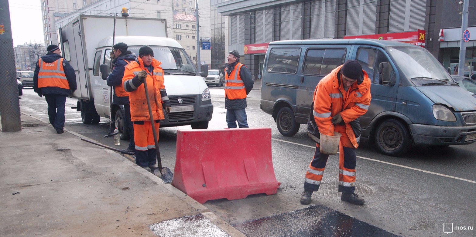 На Октябрьской временно сузили участок дороги