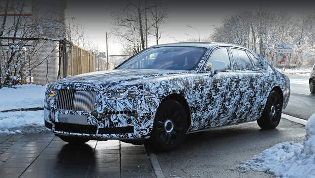 Rollsroyce ghost. Новый Ghost проходит сейчас тесты близ Мюнхена и на его улицах. Маскировки на машине пока ещё «тонны». Это не только камуфлирующая плёнка, но и накладки, искажающие некоторые линии (особенно в задней четверти кузова).