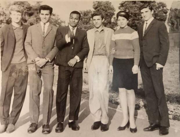 Примерно 1963-1964 годы. Мама в составе группы студентов Запорожского машиностроительного института. В этом вузе в советское время училось много иностранцев. Прислал «Наталья»..jpg