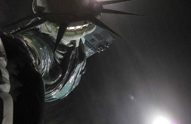 Статуя Свободы во время сильного шторма