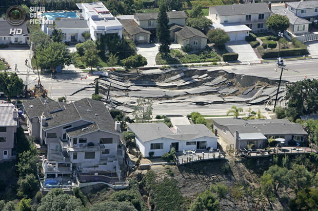 США. Сан-Диего, Калифорния. 4 октября 2007 года. Четыре дома получили повреждения в результате образования карстовой воронки на холме. (AP Photo/Chris Park)