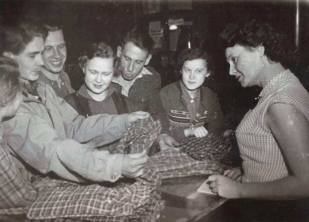 Покупатели в магазине рассматривают рубашки, СССР, 1960-е. Фото: meshok.net 