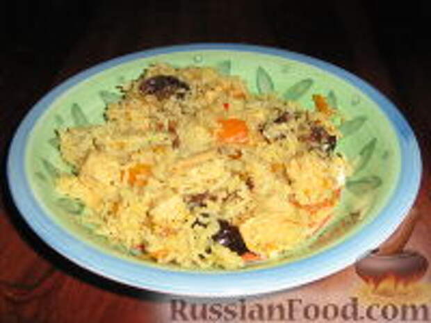 Фото к рецепту: Плов с курицей и черносливом