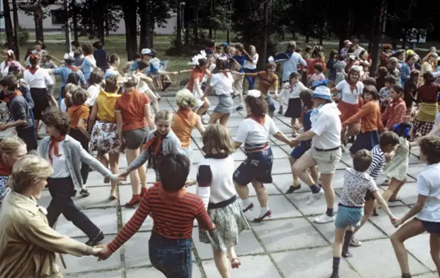 Первая любовь, дискотеки и приключения после отбоя: как отдыхали советские дети в пионерлагерях